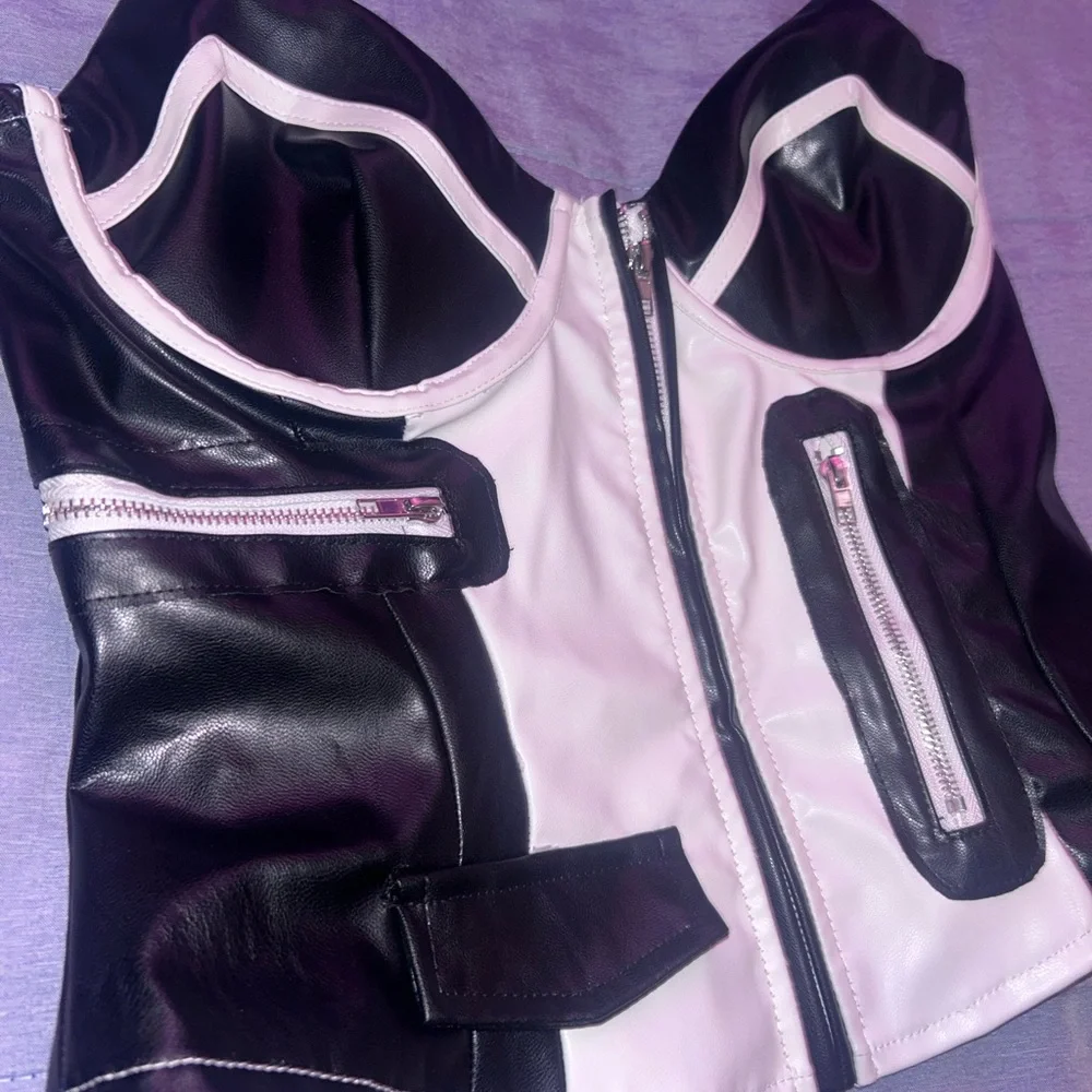 PrettyLittleThing Black and White Crop Top - Picture 2 of 4